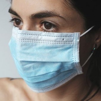 REGALA MILES DE ZAPATOS VEGANOS PARA LOS SANITARIOS